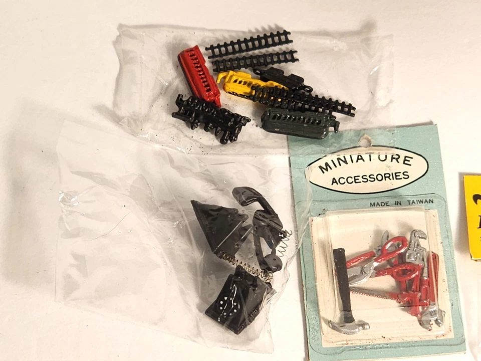 Lote de accesorios en miniatura de colección. para herramientas para casa de muñecas, buzón, teléfono, reloj, tren + Foto 2 de 4