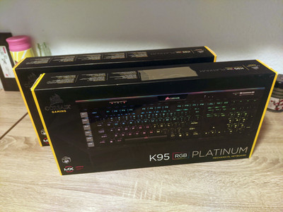 Corsair K95 RGB PLATINUM Mechanische Gaming Tastatur + Ersatz und Extra Tasten