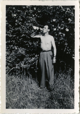 ALTES FOTO - VINTAGE SNAPSHOT - MANN NACKTER OBERKÖRPER GETRÄNK ALKOHOL GAG LUSTIG