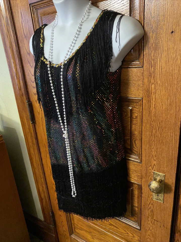 VESTIDO E COLAR FLAPPER FEMININO CALIFORNIA FANTASIAS com franja múltipla lantejoulas, tamanho M - Imagem 3 de 4