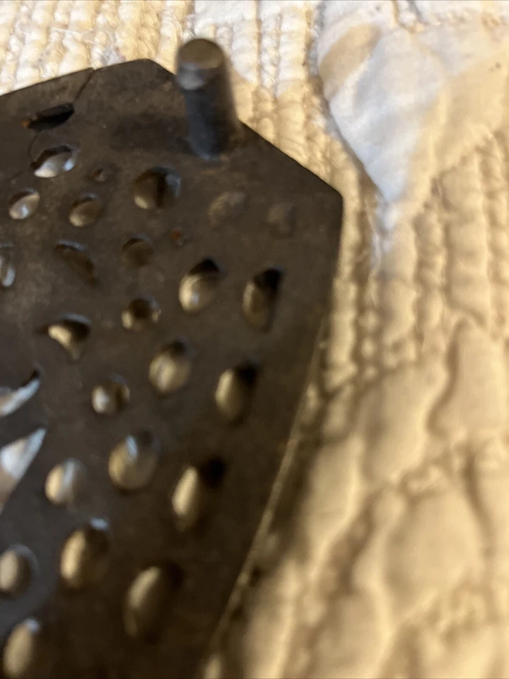 Remache de hierro fundido vintage con patas de hierro triste Foto 4 de 4