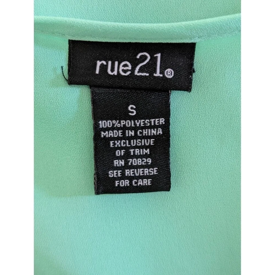 Blusa sin mangas de verano con gráfico de lentejuelas verde azulado Rue21 - talla pequeña Foto 4 de 4
