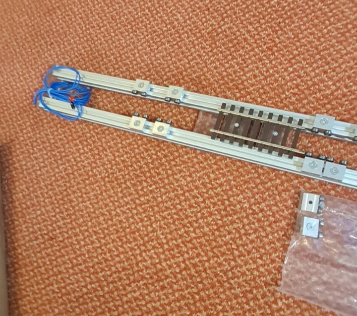 Roller test stand for O gauge locomotives