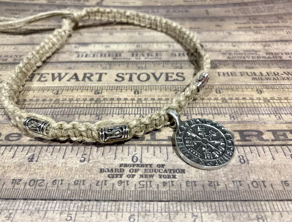 Collar de cáñamo vikingo con escudo de runas de peltre joyería para hombre Foto 3 de 4