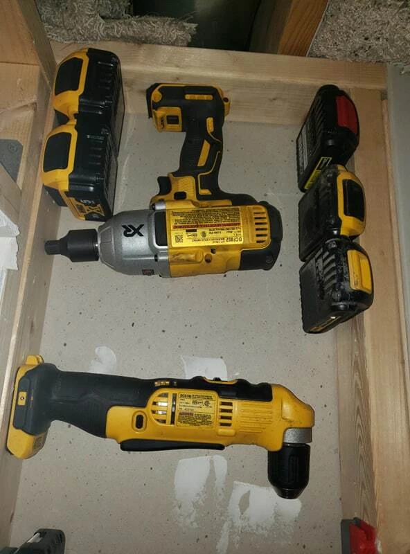 DEWALT 20V BATTERY TOOL MOUNT HOLDER HANGER WORKBENCH