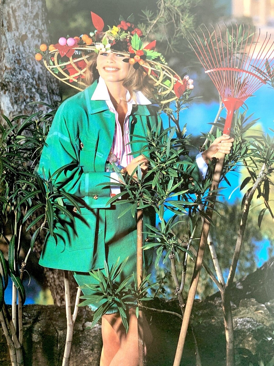 CHANEL 1992 SPRING VINTAGE CATALOGUE BOOK MAGAZINE COLLECTOR CHANEL 1992 SPRING VINTAGE CATALOGUE BOOK MAGAZINE COLLECTOR