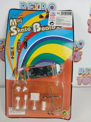 VINTAGE NEW GLOBE 80s 90s VINTAGE MINI SKATE BOARD BLISTER NEW
