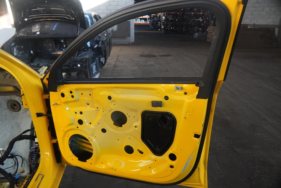 Front Right Passenger Door Shell Vegas Yellow 8V5831052B OEM Audi S3 A3 2015-20 Foto 4 de 4