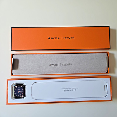 Apple Hermes 45mm, Stainless Steel , Series 8, + 2 Hermes Straps. Rarely Used!
