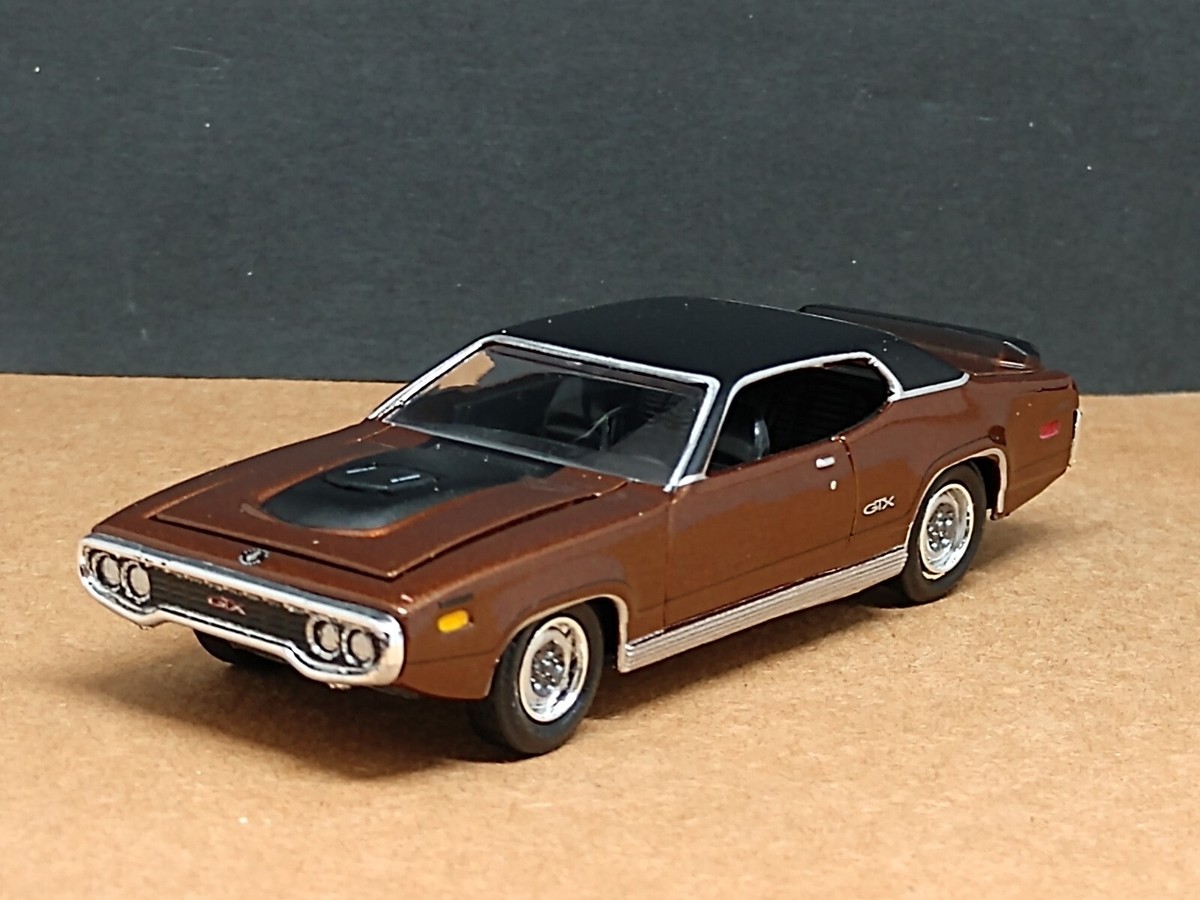 1971 PLYMOUTH GTX 1/64 SCALE MUSCLE CAR LIMITED EDITION ADULT