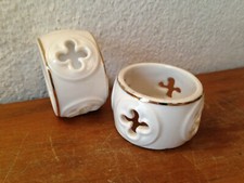 2 anciens ronds de serviette en porcelaine blanche decor fleur de lys croix 