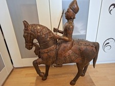 Asiatischer Krieger auf Pferd, Holzskulptur mit Metallüberzug