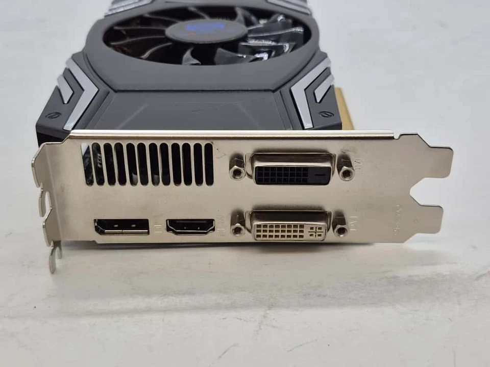 Sapphire AMD Radeon HD 6870 1GB GDDR5 PCIE Mini Display Port Graphics Card - Image 3 of 4