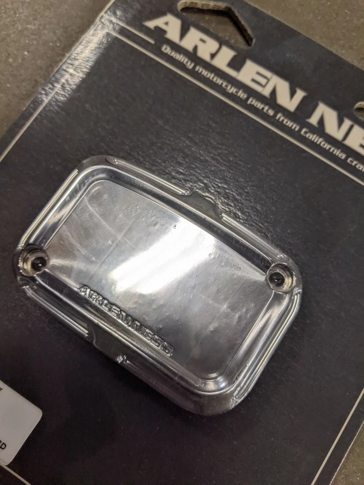 Cubierta de cilindro maestro delantero biselado cromado Arlen Ness 03-404 Foto 2 de 2