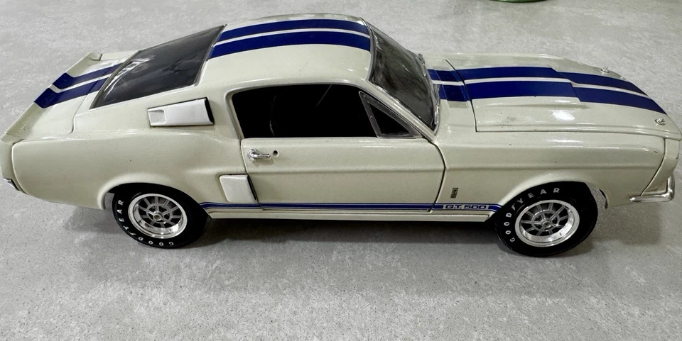 Ford Shelby Mustang GT-500, 1968 - White & Blue,  1:18 scale - Image 3 of 4