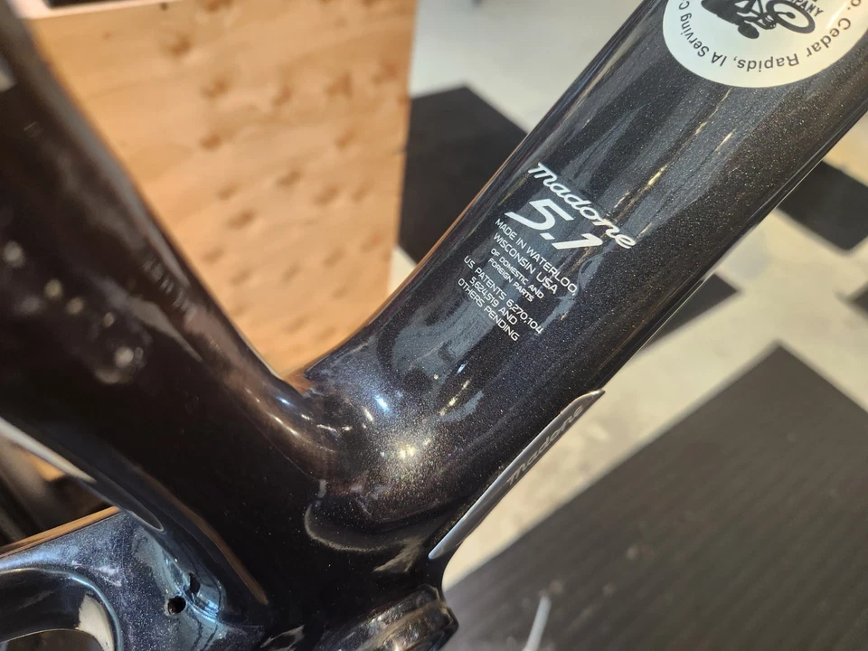 TREK MADONE 5.1 56 cm ROAD BIKE RACE 700c CARBON FIBER NOT DISC EXC COND BLACK - Image 2 of 4