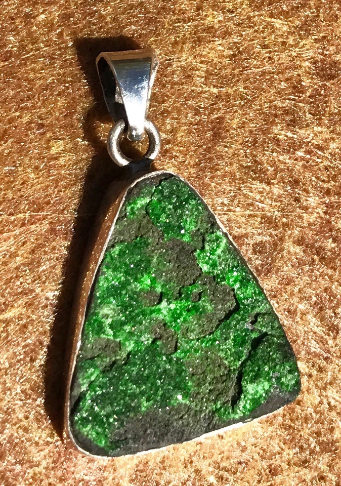 COLGANTE UVAROVITA GRANATE PLATA AGITADA Collar Racimo de Cristal Verde Druzy Foto 3 de 4