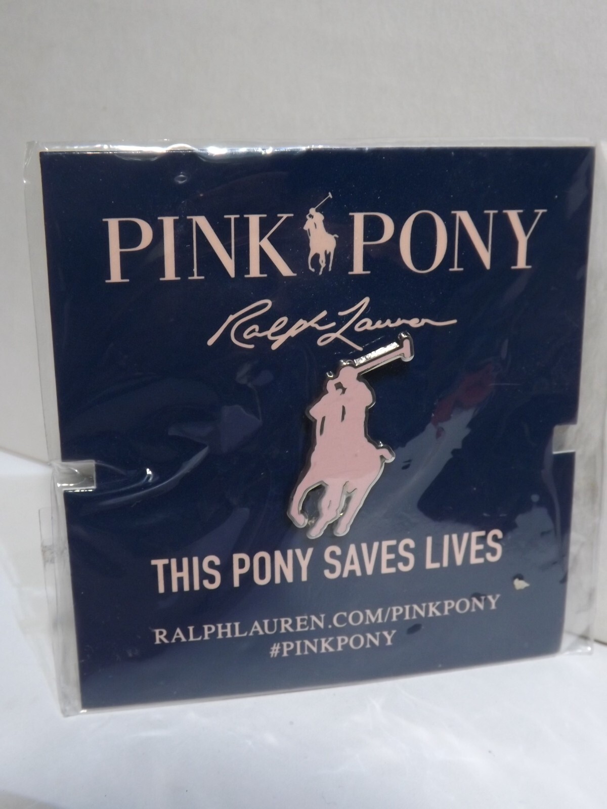 Spilla cappello consapevolezza cancro al seno Pink Pony Ralph Lauren "This Pony Saves Lives'"