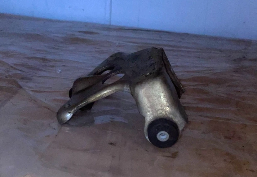 Soporte de montaje de bomba de dirección asistida OEM Mercedes-Benz 300D diésel 1977-1985 Foto 2 de 4