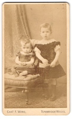 Fotografie Chas. F. Wing, Tunbridge Wells, Portrait kleines Mädchen im Kleid mi 