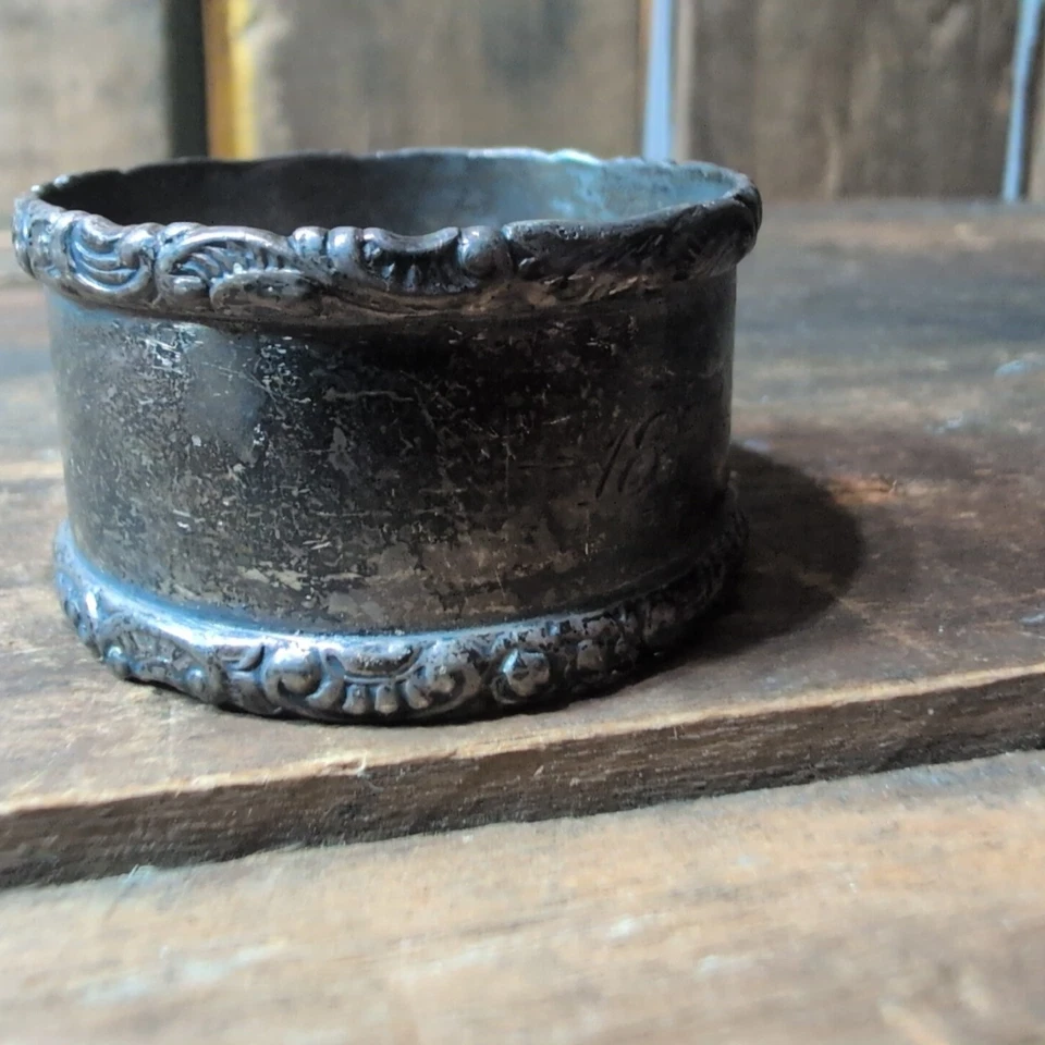 Soporte para anillo servilletero de plata de ley Wood & Hughes con motivos de cuentas siglo XIX Foto 4 de 4