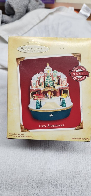 Hallmark 2005 City Sidewalks Magic Ornament (QLX7635) BRAND NEW