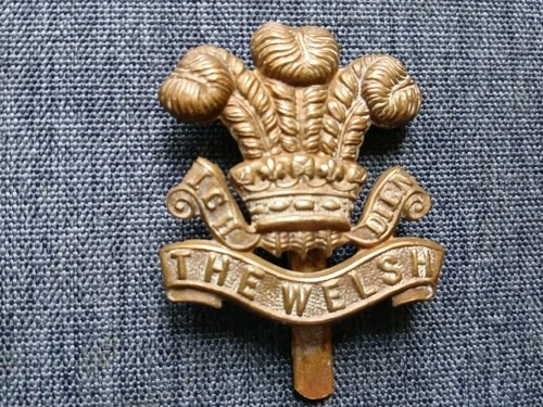 #099 – THE WELSH REGIMENT WW1 BRASS ECONOMY CAP BADGE