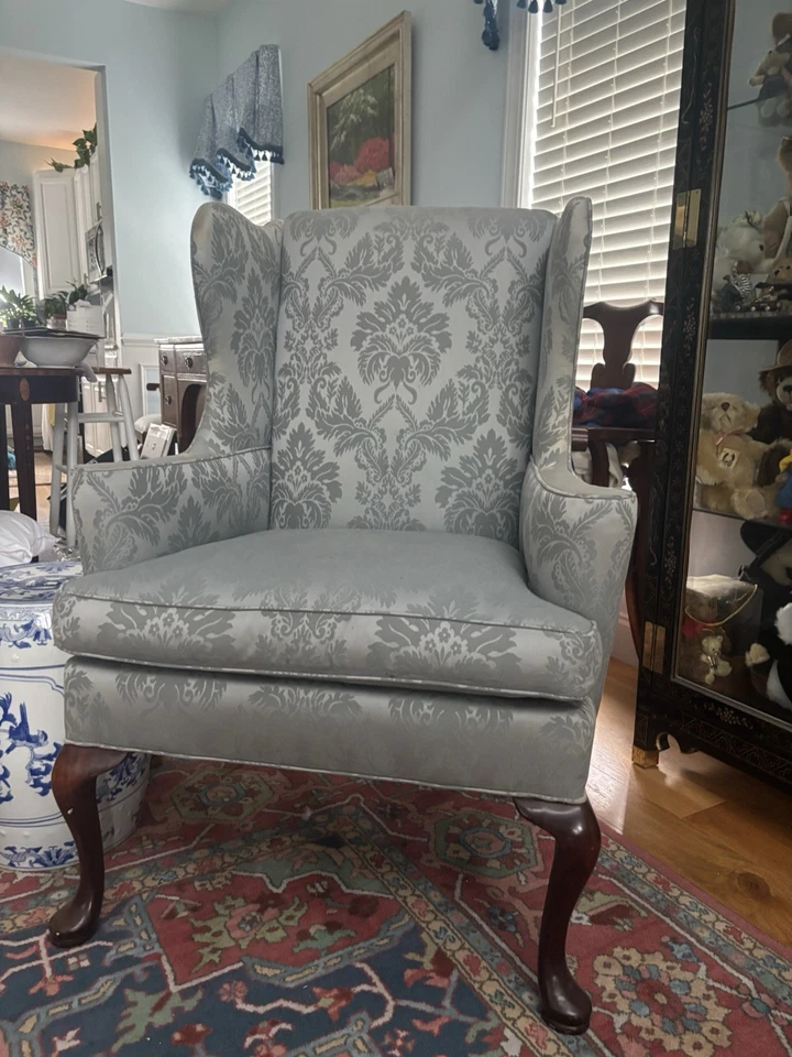 63829EC: Par de sillones HICKORY CHAIR CO VINTAGE azul damasco con respaldo de ala Foto 3 de 4