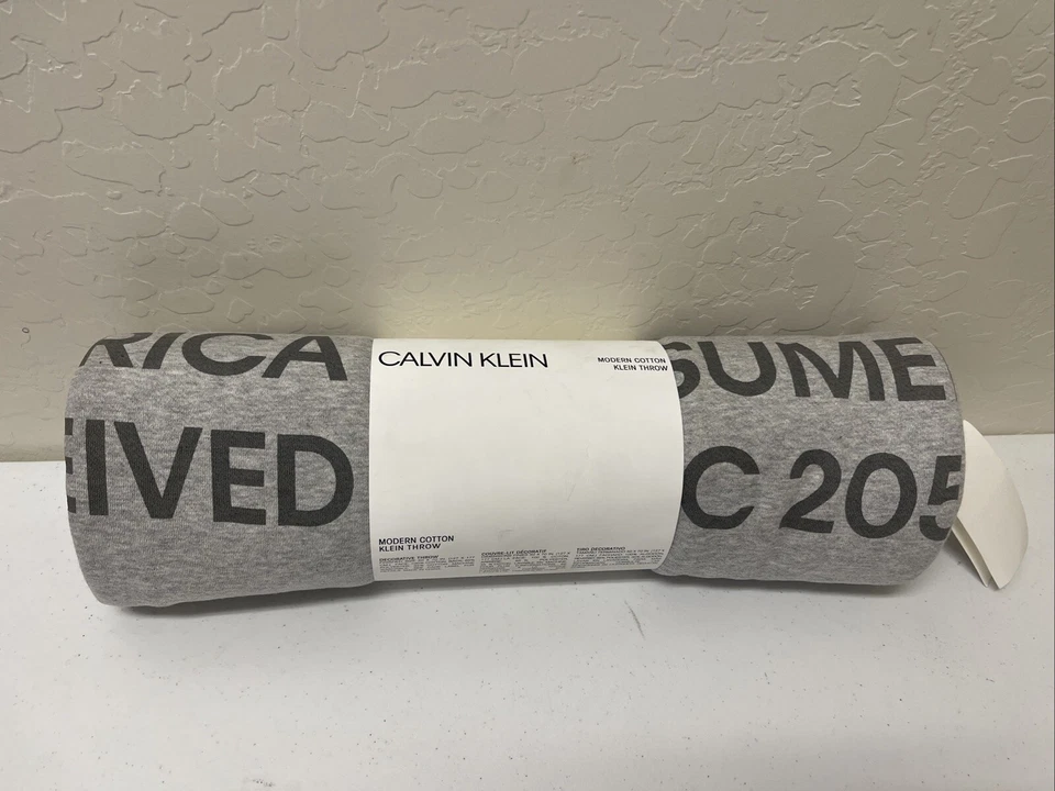 Manta ligera Calvin Klein moderna de algodón Klein - gris algodón 50x70 pulgadas Foto 2 de 3