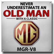 UNTERSCH&Auml;TZE NIEMALS EINEN ALTEN MANN MIT EINEM KLASSISCHEN MGR-V8 BLECHSCHILD. 8 ZOLL X 8 ZOLL
