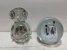 Dynasty Gallery 2 Penguins Inside Globe And Summer Fun Penguin Art Glass Lot