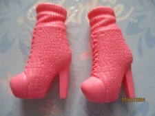 BARBIE DOLL / PAIR OF SHOES: BOOTS, PUMPS ....... (2690)