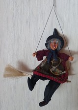 Hexenpuppe Hängend 41 cm, Bunte Kleider, Spitzhut, lacht, rot leuchtende Augen.