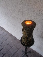 geschmiedeter Kerzenständer H60 cm  +  Kerze 1990er,  H30cm  Motiv Mittelalter