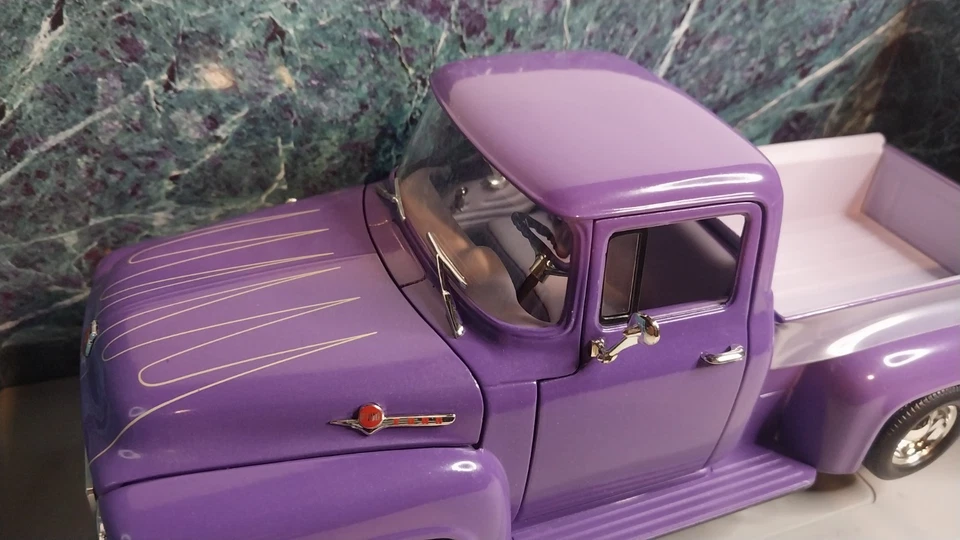 Camión Ford Street Rod 1956 púrpura 1:18 ERTL American Muscle. Foto 4 de 4