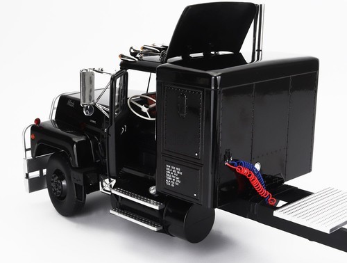 Road Kings MACK RL700L TRACTOR TRUCK 3-ASSI 1974 BLACK in 1/18 Scale New! - Picture 2 of 7
