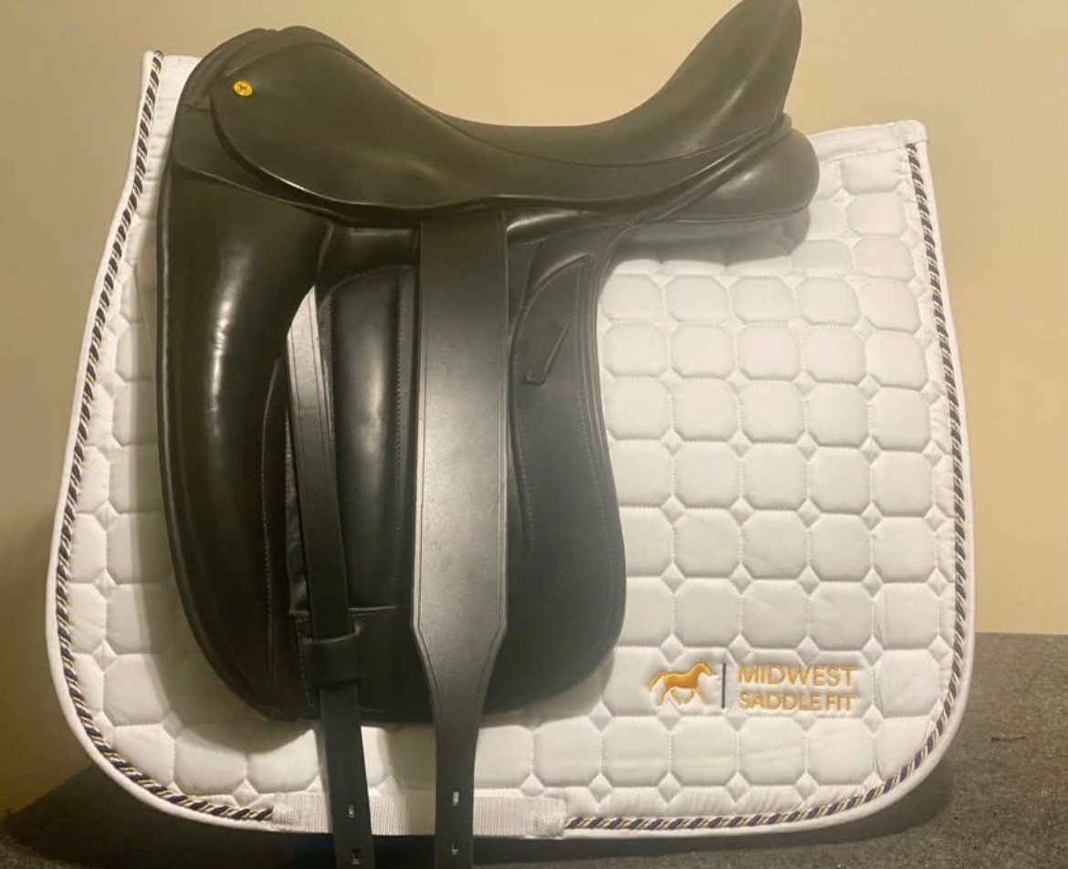 Black Country Vinici Dressage Saddle - 17”, M Tree