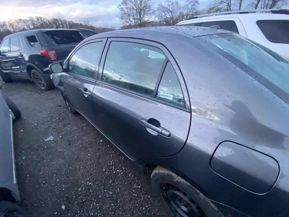 Used Rear Left Door Assembly Rear Side fits: 2010 Toyota Corolla L. electric win Foto 2 de 4