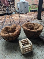 Fibres de noix de coco (2) et paniers en fil de fer (2) et panier Vanda en bois (1) 