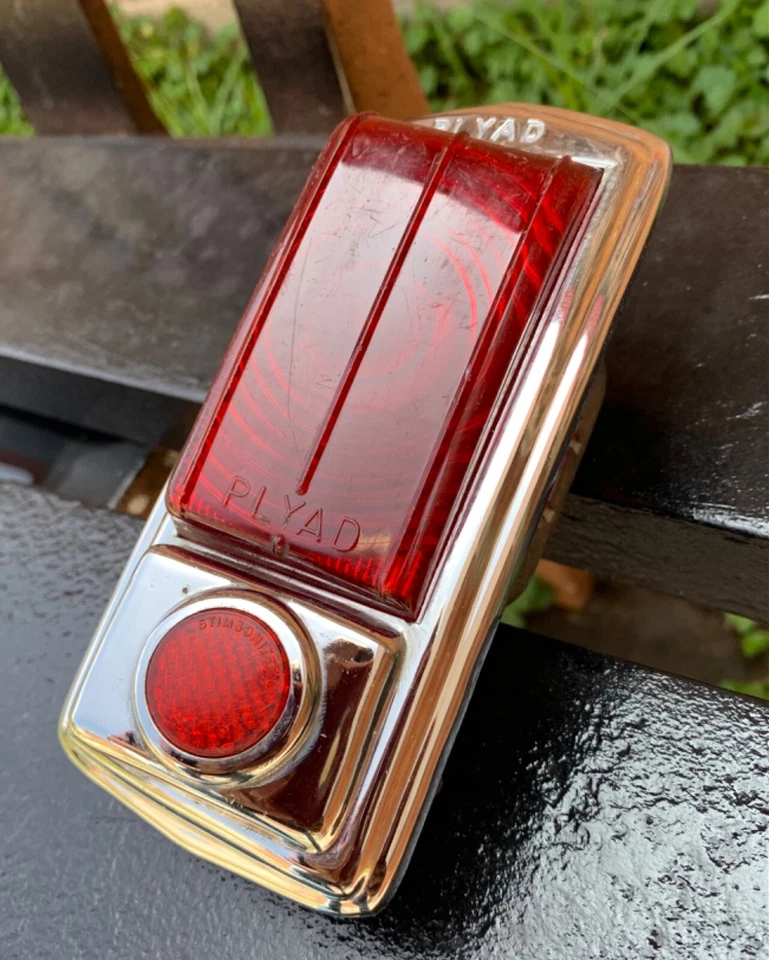 Luz trasera Plymouth Deluxe P17 1949 Foto 2 de 4
