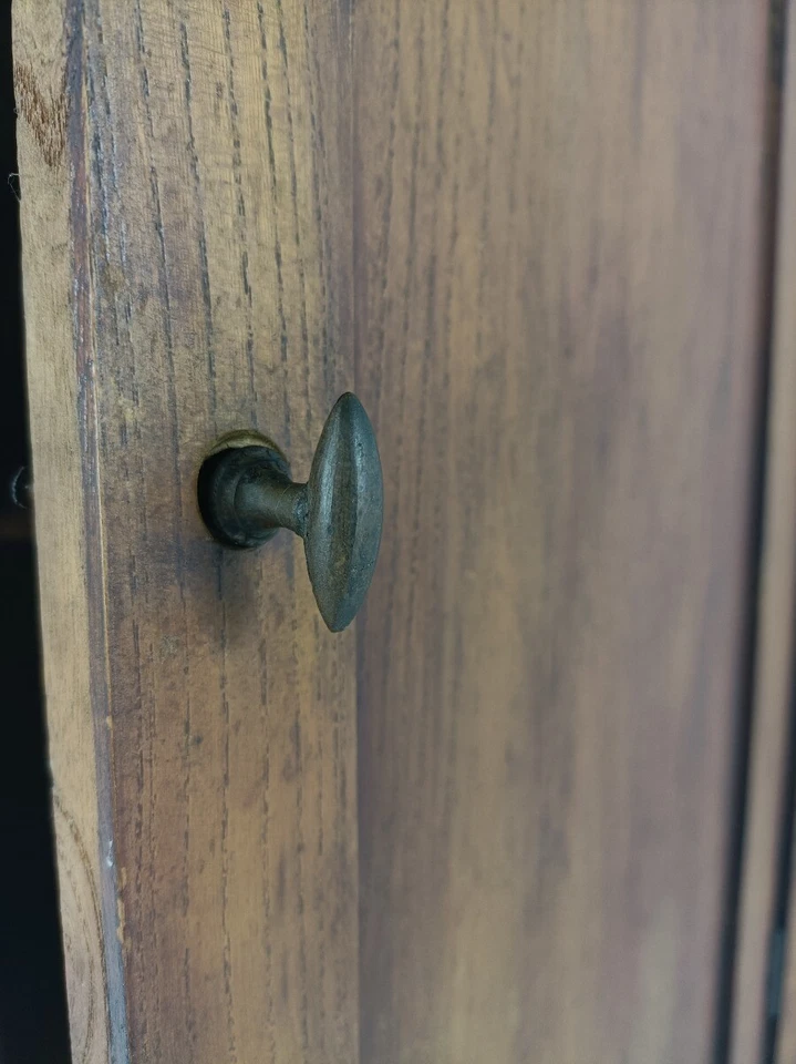 Mesita de noche Art Deco antigua, mesa auxiliar, madera tallada a mano, tapa de madera, estilo granero Foto 4 de 4