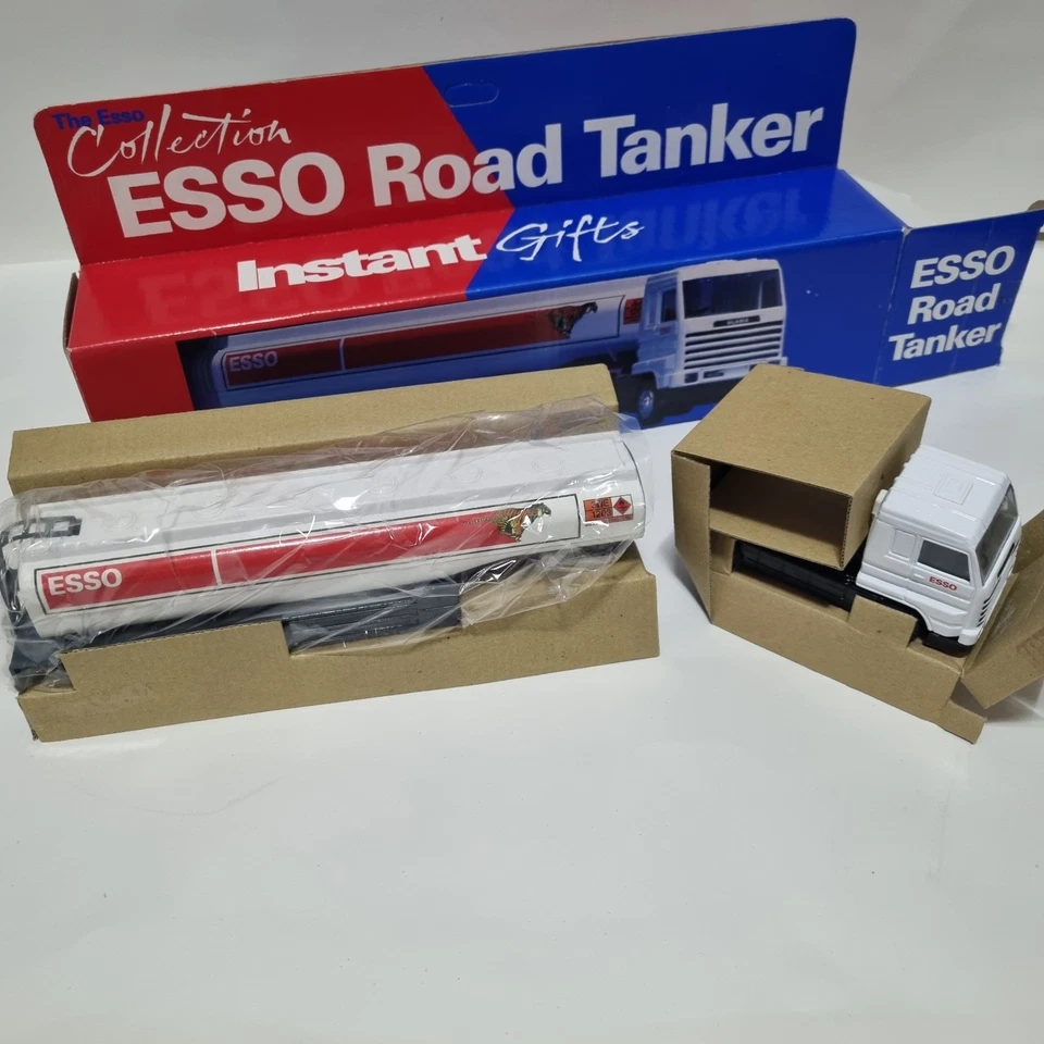 Литой винтажный грузовик Esso Collection с дорожным танкером Esso в коробке - Изображение 4 из 4