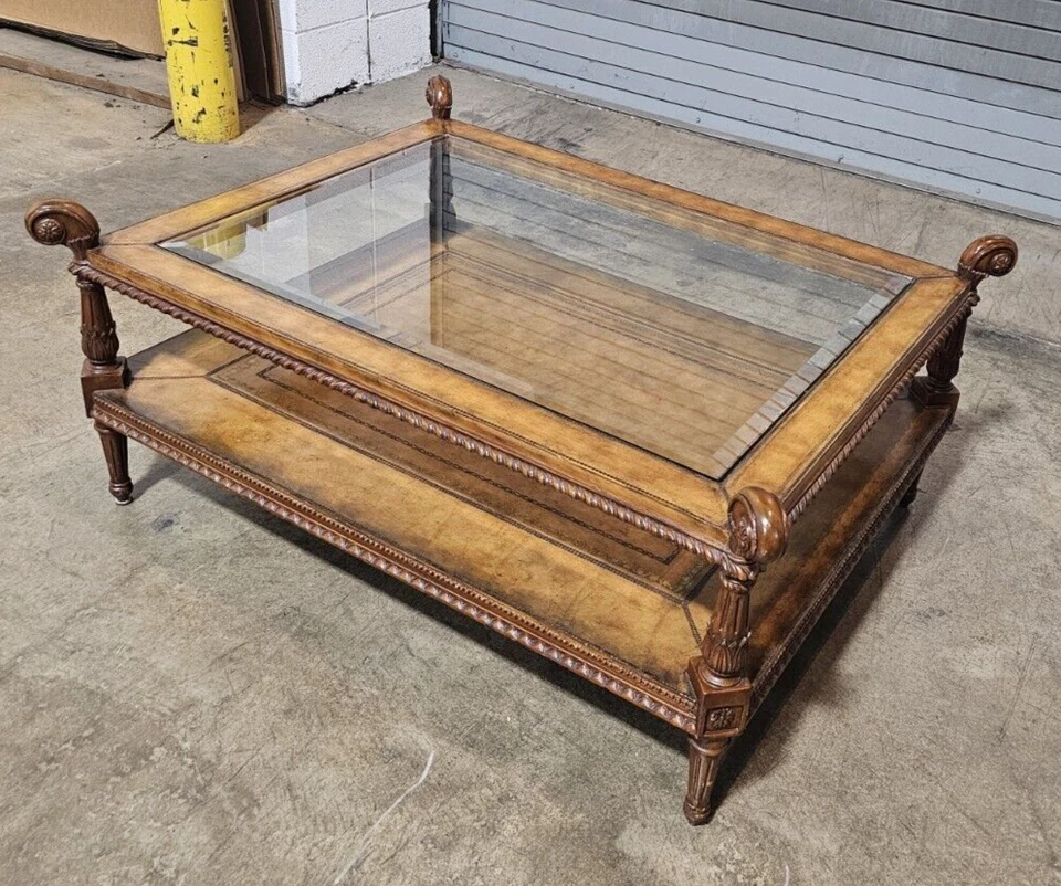 Mesa de centro de cóctel ocasional de caoba y cuero con tapa de vidrio Maitland Smith Foto 4 de 4