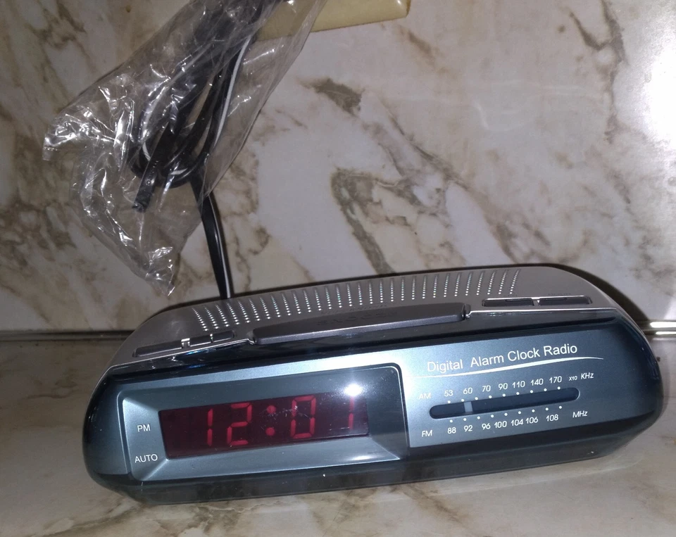 NOS NIB Supersonic SC-320 Alarm Clock AM/ FM Radio with LED Display Silver Blue - Image 3 of 4