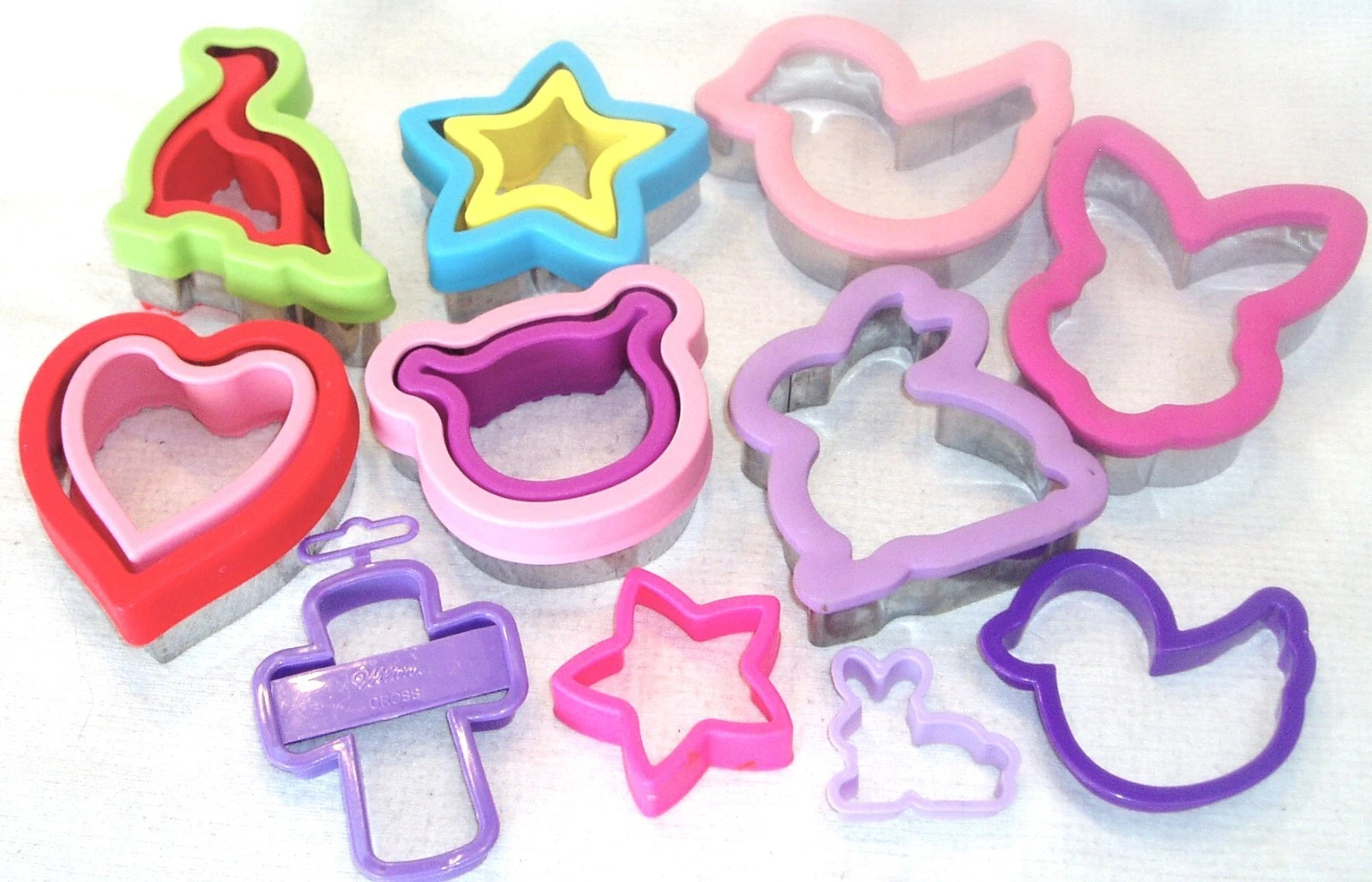 WILTON Set of 15 ASSORTED SHAPES METAL COOKIE CUTTERS & CRUSTLESS SANDWICH PRESS