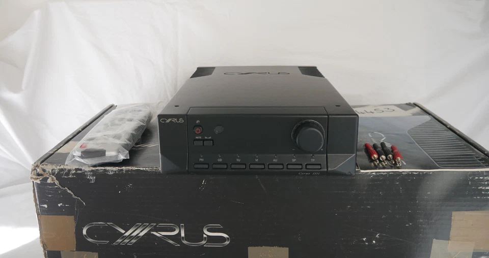 Amplificatore integrato CYRUS III i con scatola, manuale e telecomando - Immagine 4 di 4