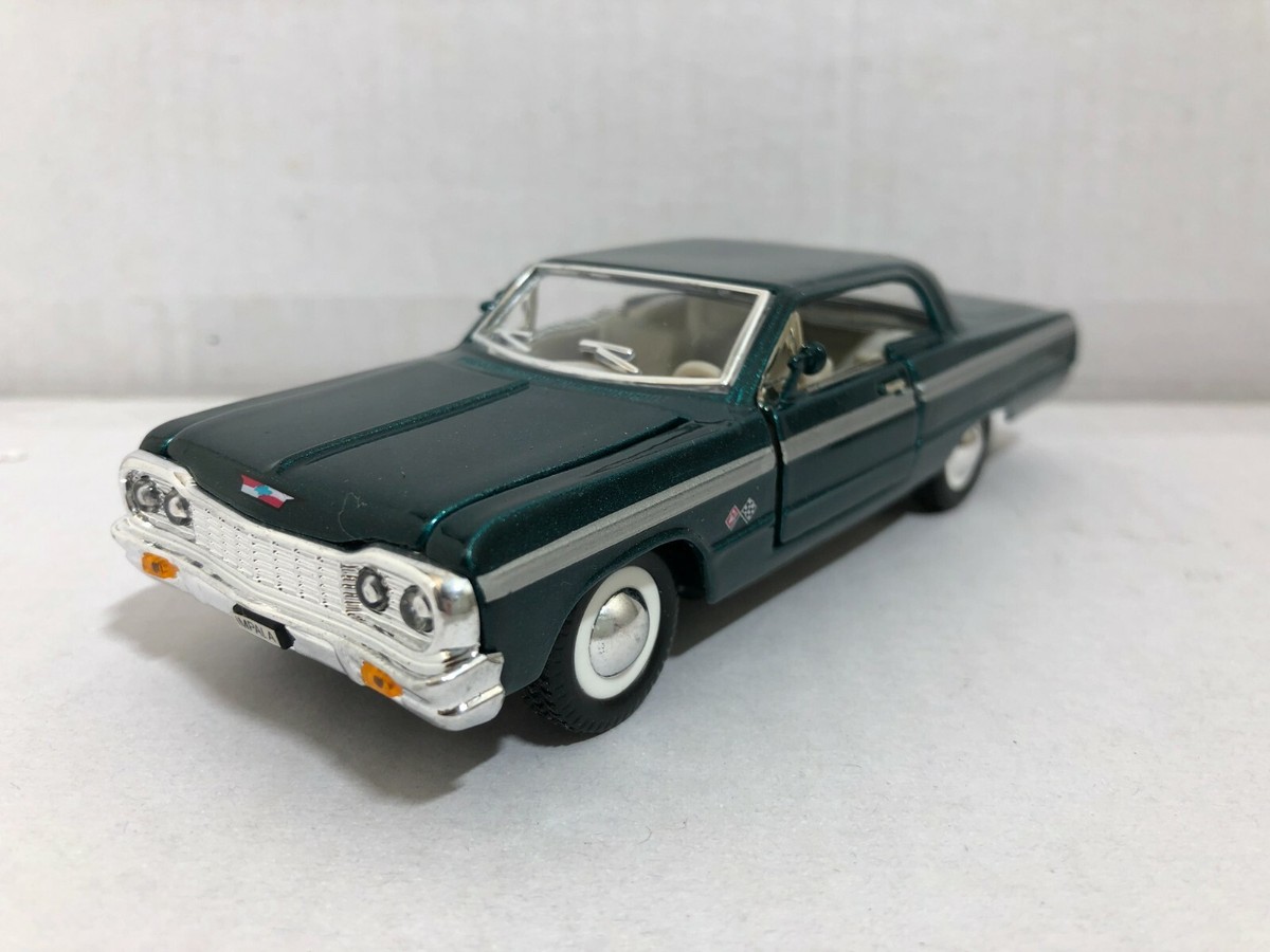 ミニカー CHEVY IMPARA Auto World Custom Lowriders 1966 Chevrolet Impala SS MIJO