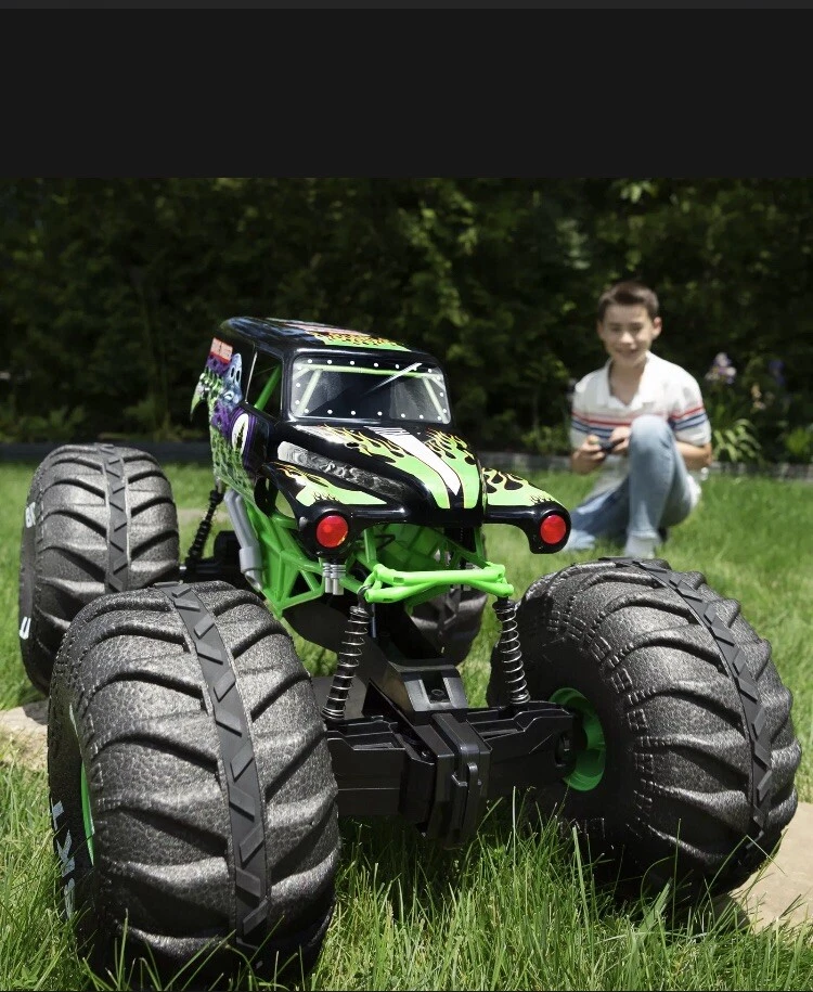 Official GRAVE DIGGER MEGA All-Terrain R/C 1:6 Scale Monster Truck Lights 4+yrs - Image 3 of 4