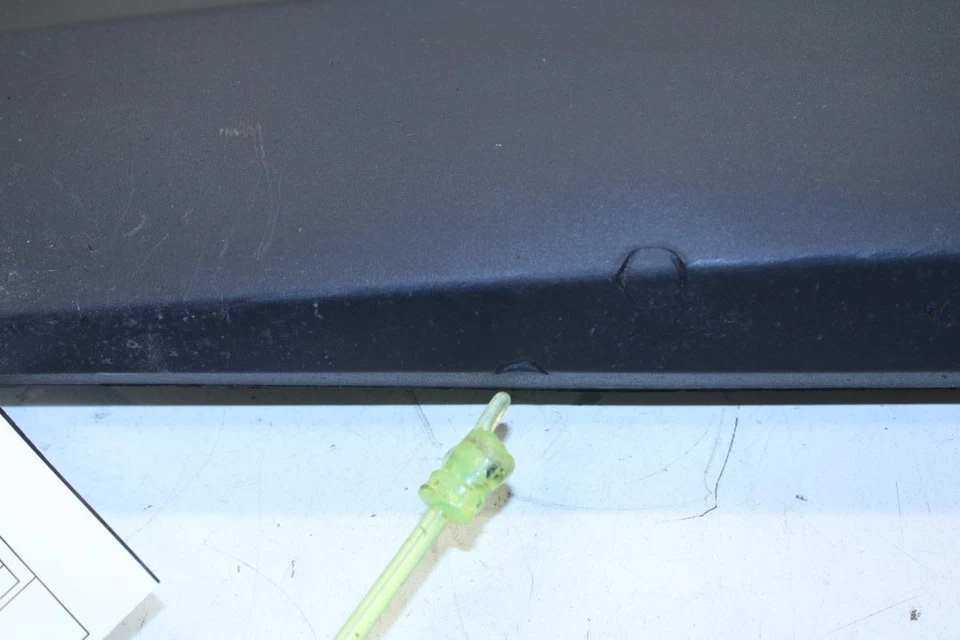 Chevrolet Blazer 2LT 2019-2024 puerta trasera izquierda del lado del conductor exterior moldura inferior Foto 3 de 4