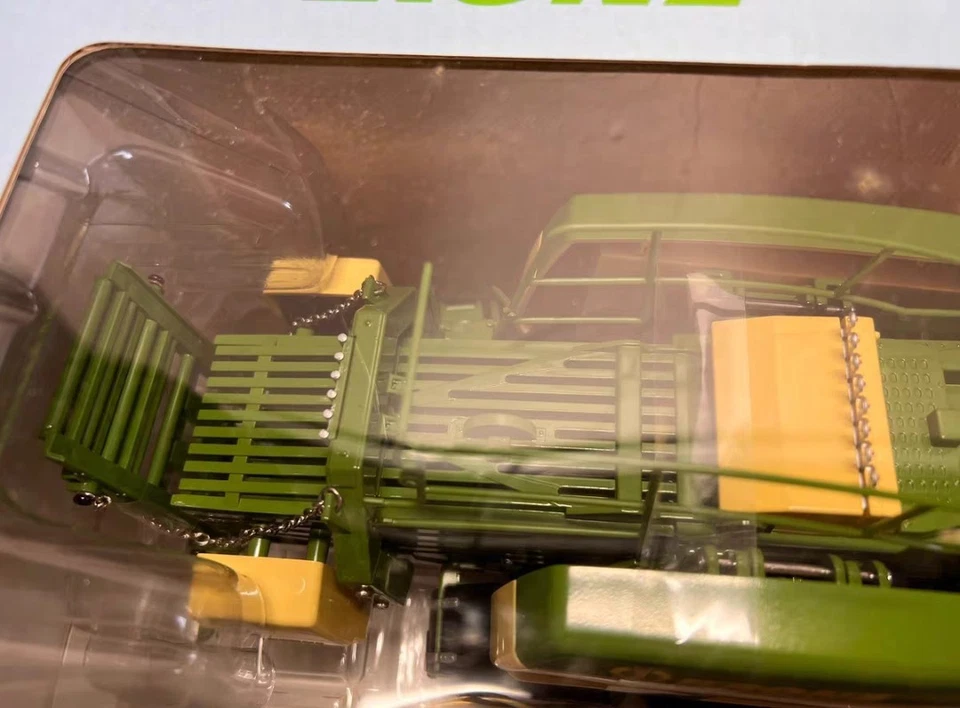 Bruder 1/32Krone BiG Pack 1290 HDP VC Baler with 2 Hay Bales 02033 - Image 4 of 4